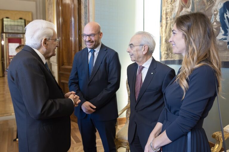 Il Presidente della Repubblica Sergio Mattarella con Lorenzo Fontana, Presidente della Camera dei deputati, Giovanni Amoroso, Presidente della Corte costituzionale e con Maria Domenica Castellone Vice Presidente del Senato della Repubblica,in occasione della cerimonia di consegna delle insegne di Cavaliere dell’Ordine “Al Merito del Lavoro” ai Cavalieri del Lavoro nominati il 2 giugno 2025
(foto di Francesco Ammendola - Ufficio per la Stampa e la Comunicazione della Presidenza della Repubblica)